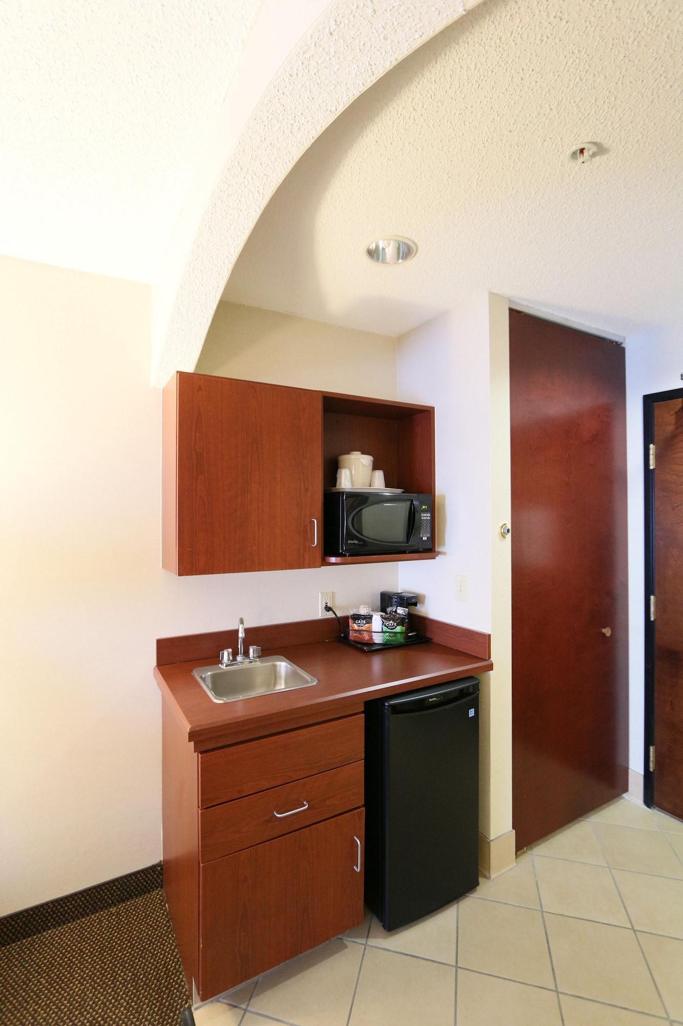 Comfort Inn & Suites Hutchinson Extérieur photo