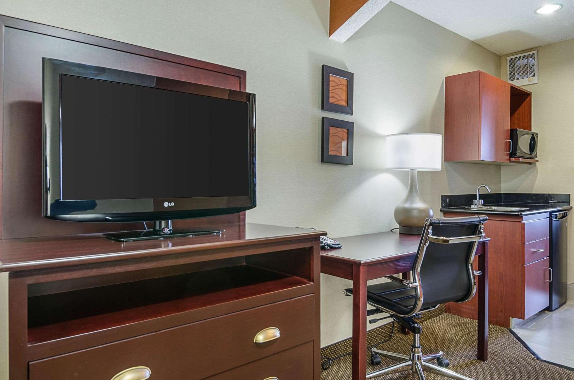 Comfort Inn & Suites Hutchinson Extérieur photo