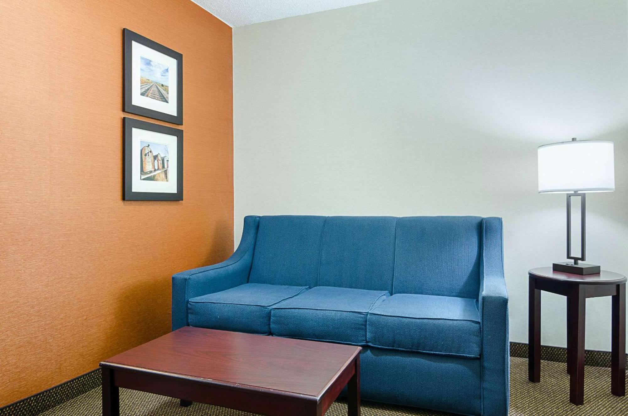 Comfort Inn & Suites Hutchinson Extérieur photo