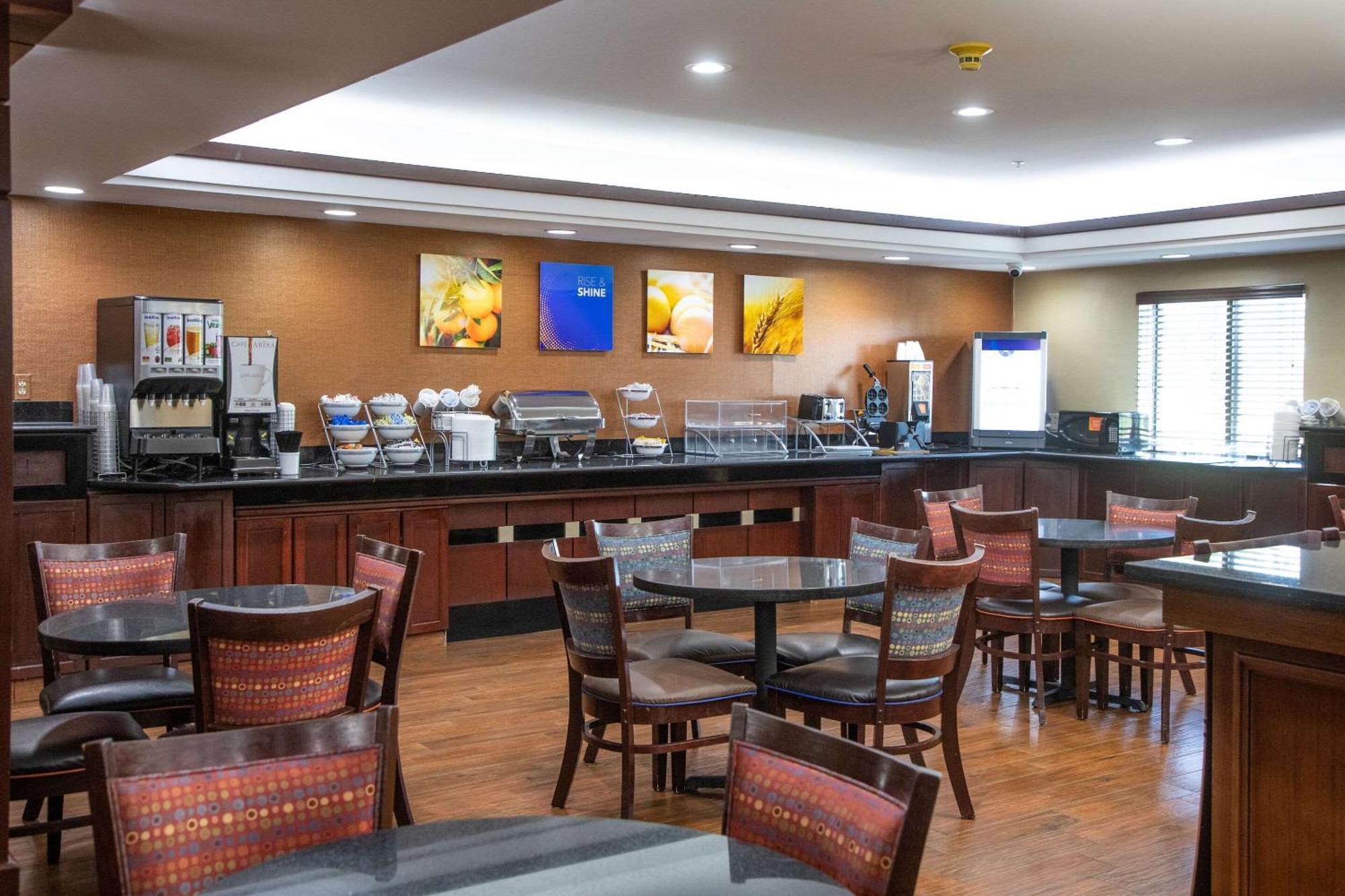 Comfort Inn & Suites Hutchinson Extérieur photo
