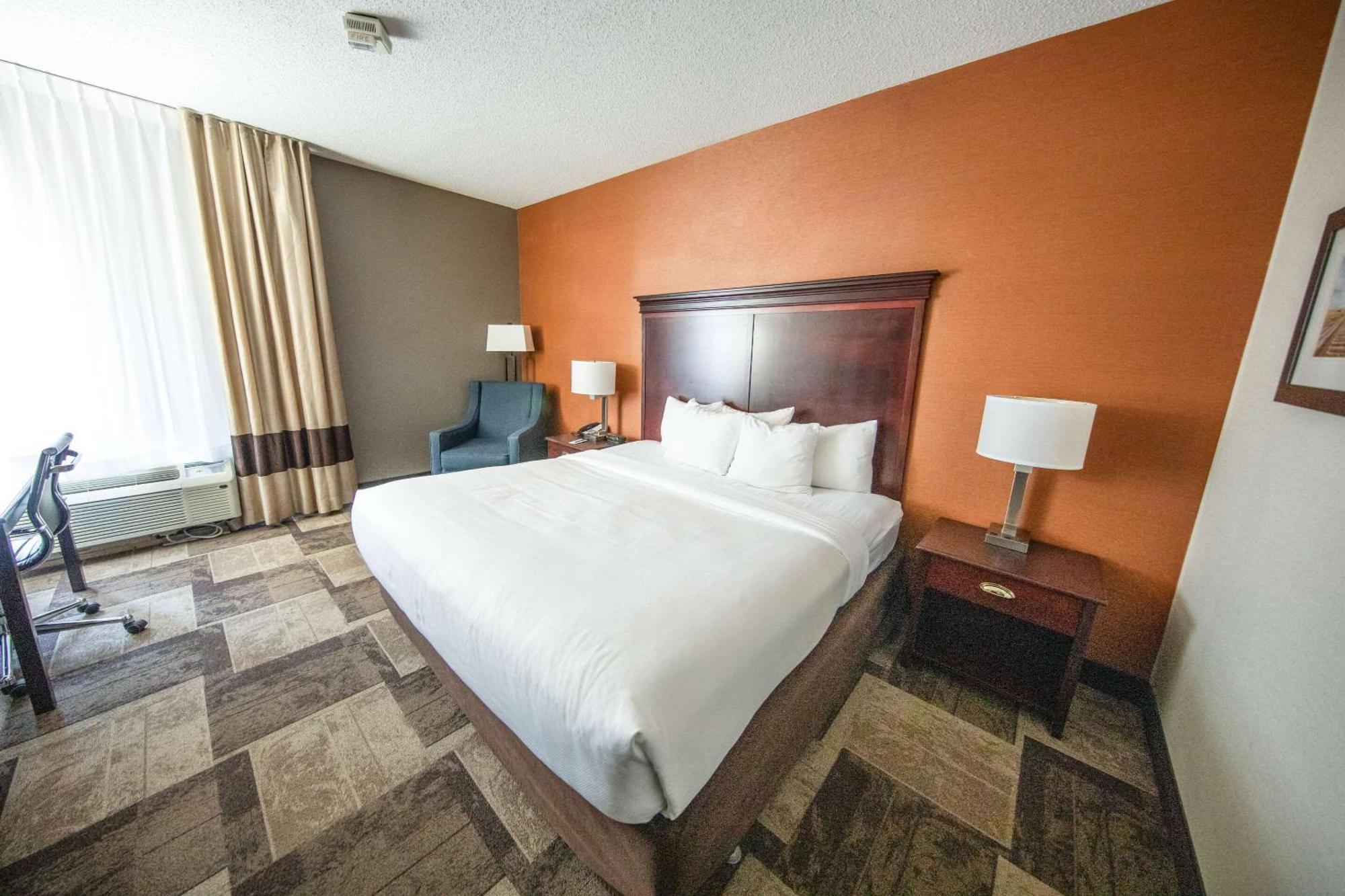 Comfort Inn & Suites Hutchinson Extérieur photo