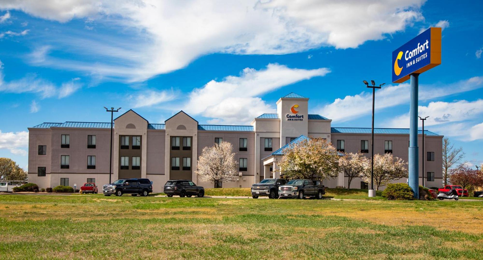 Comfort Inn & Suites Hutchinson Extérieur photo