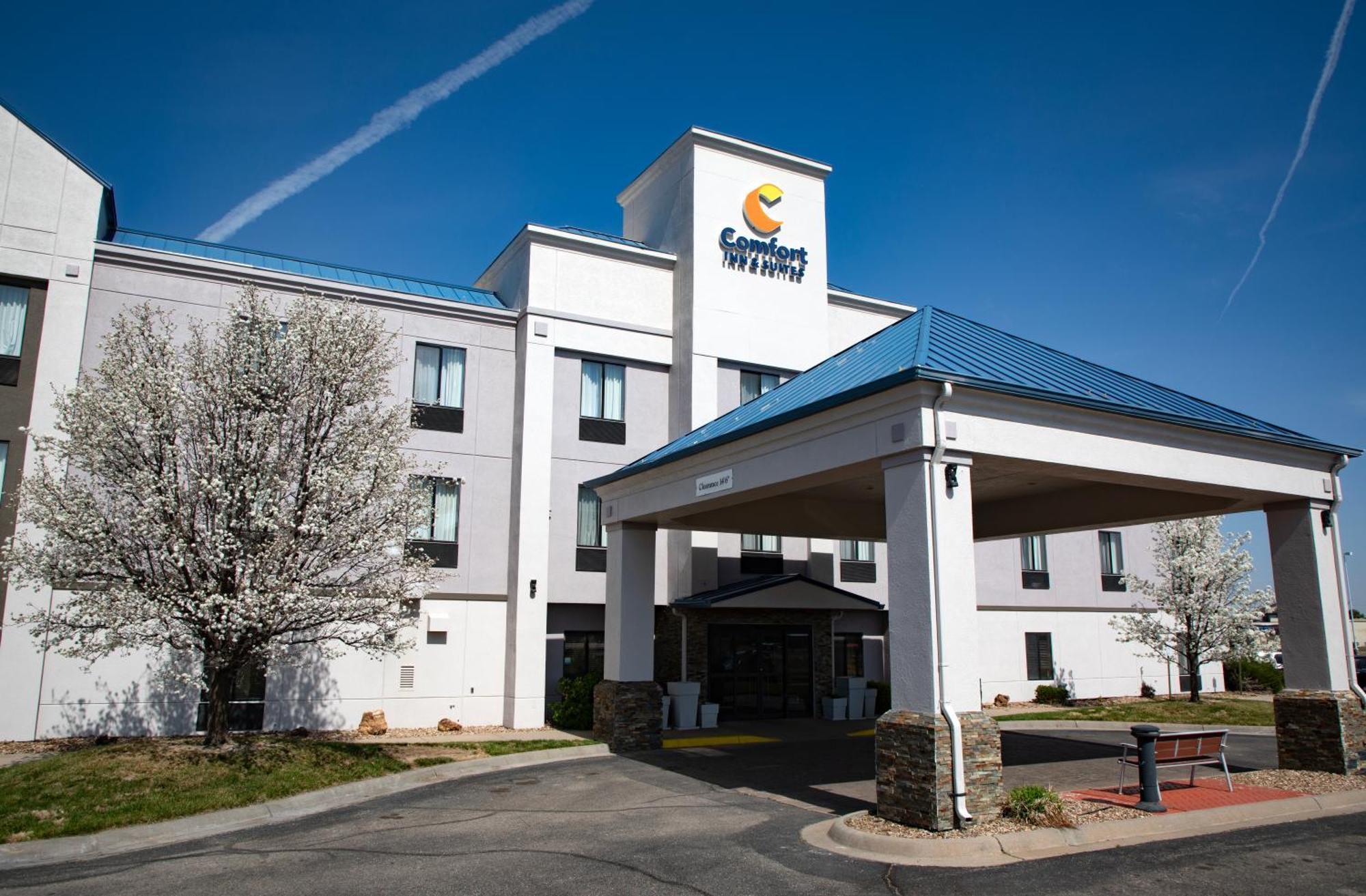 Comfort Inn & Suites Hutchinson Extérieur photo