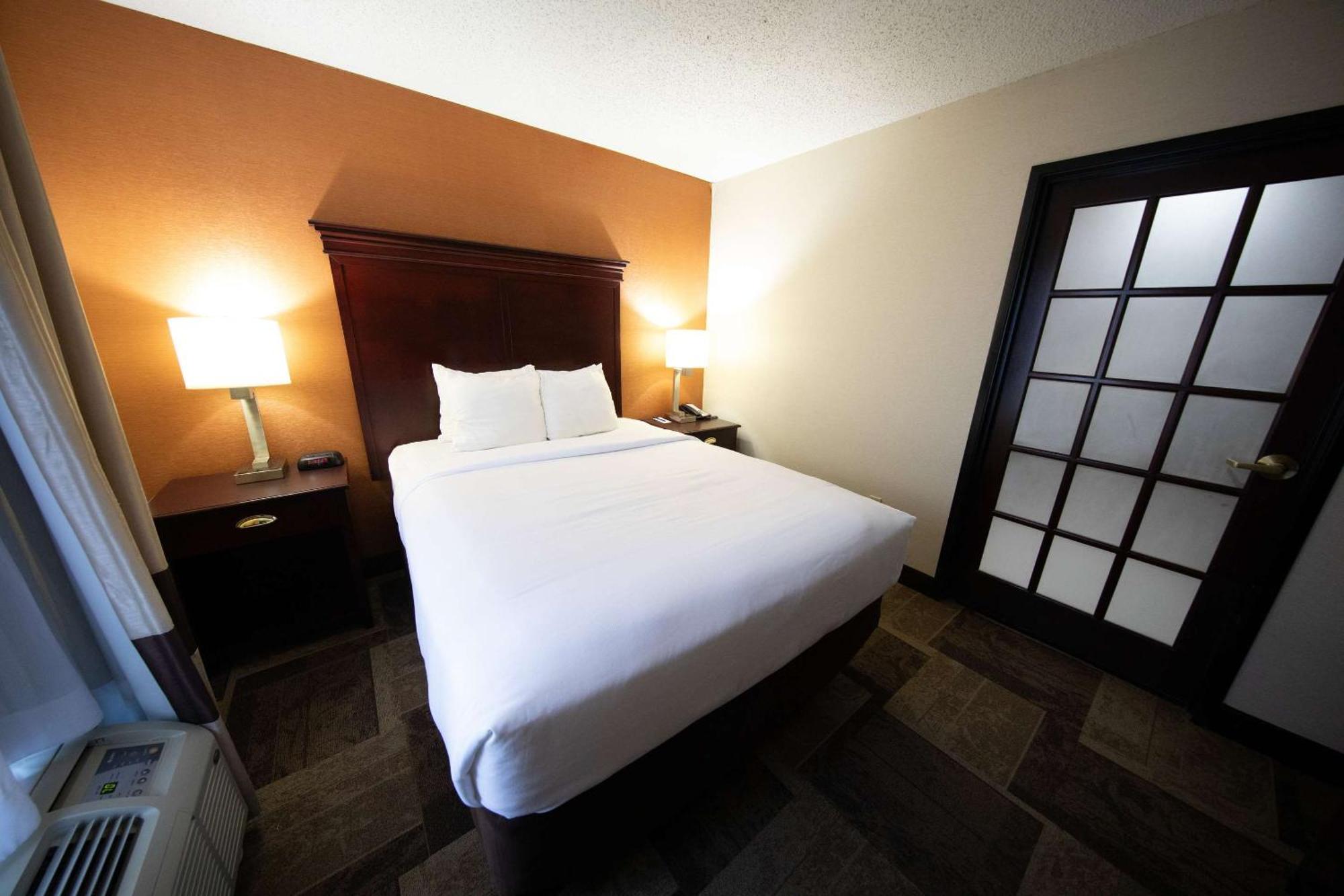 Comfort Inn & Suites Hutchinson Extérieur photo
