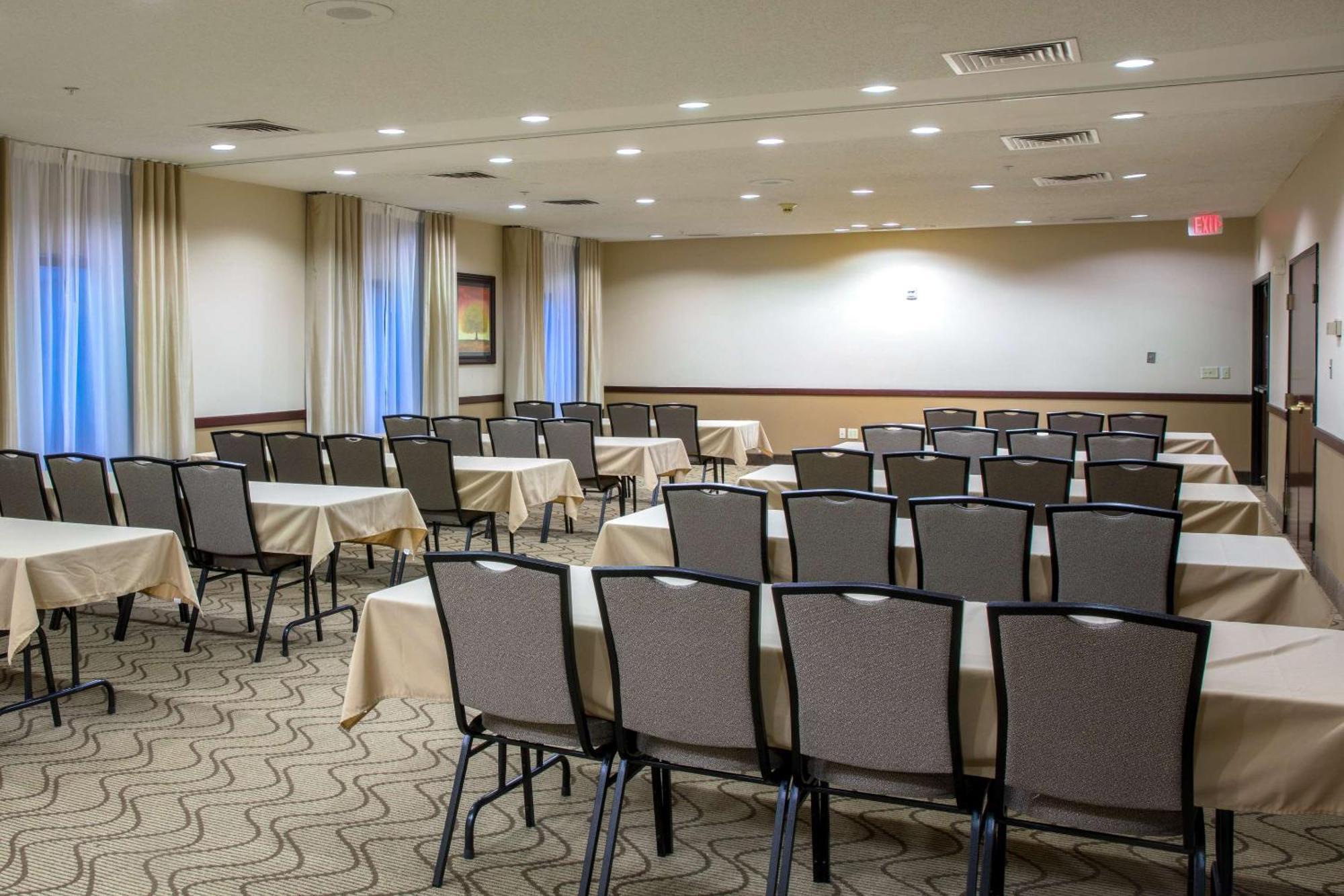 Comfort Inn & Suites Hutchinson Extérieur photo