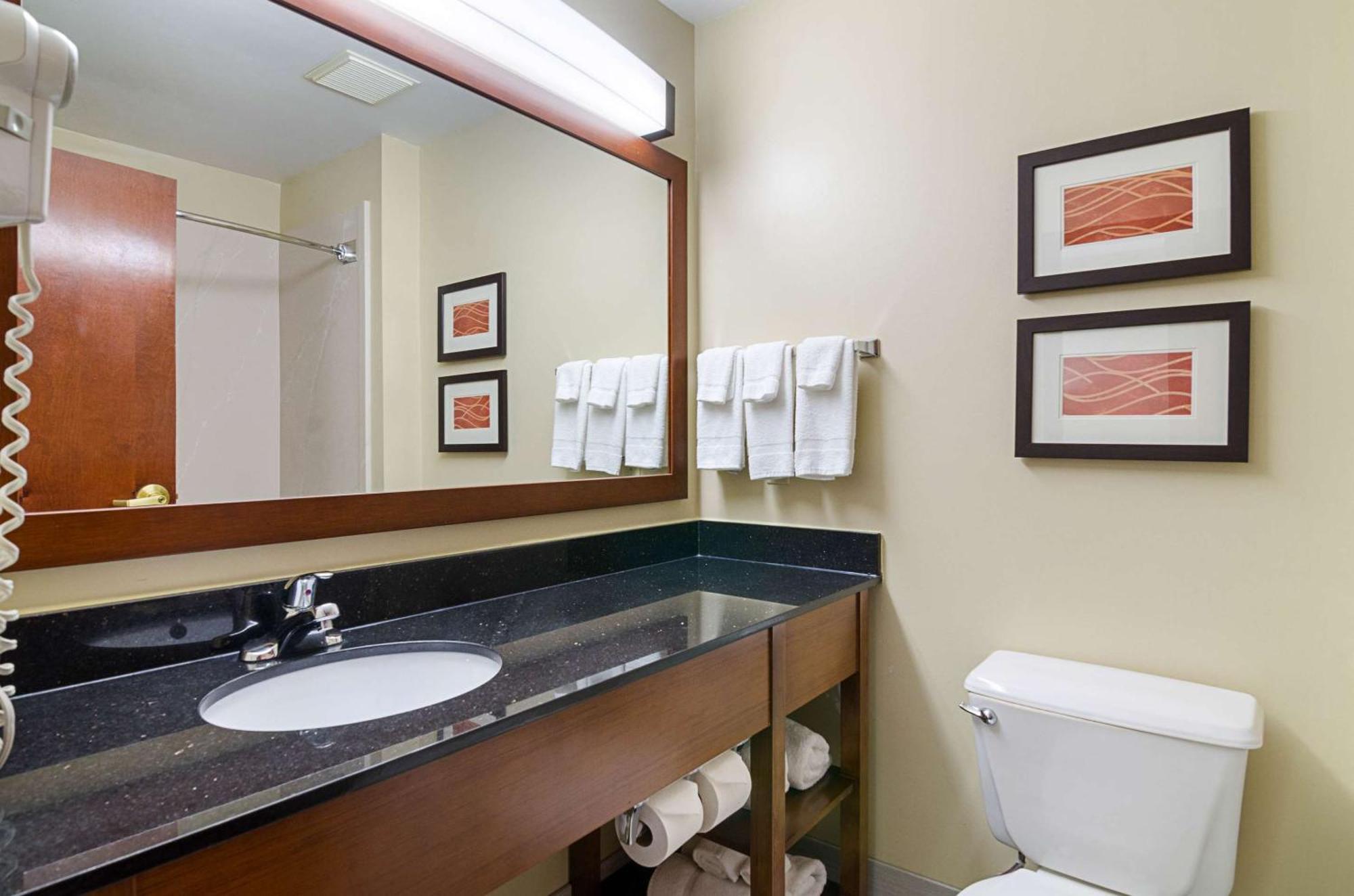 Comfort Inn & Suites Hutchinson Extérieur photo