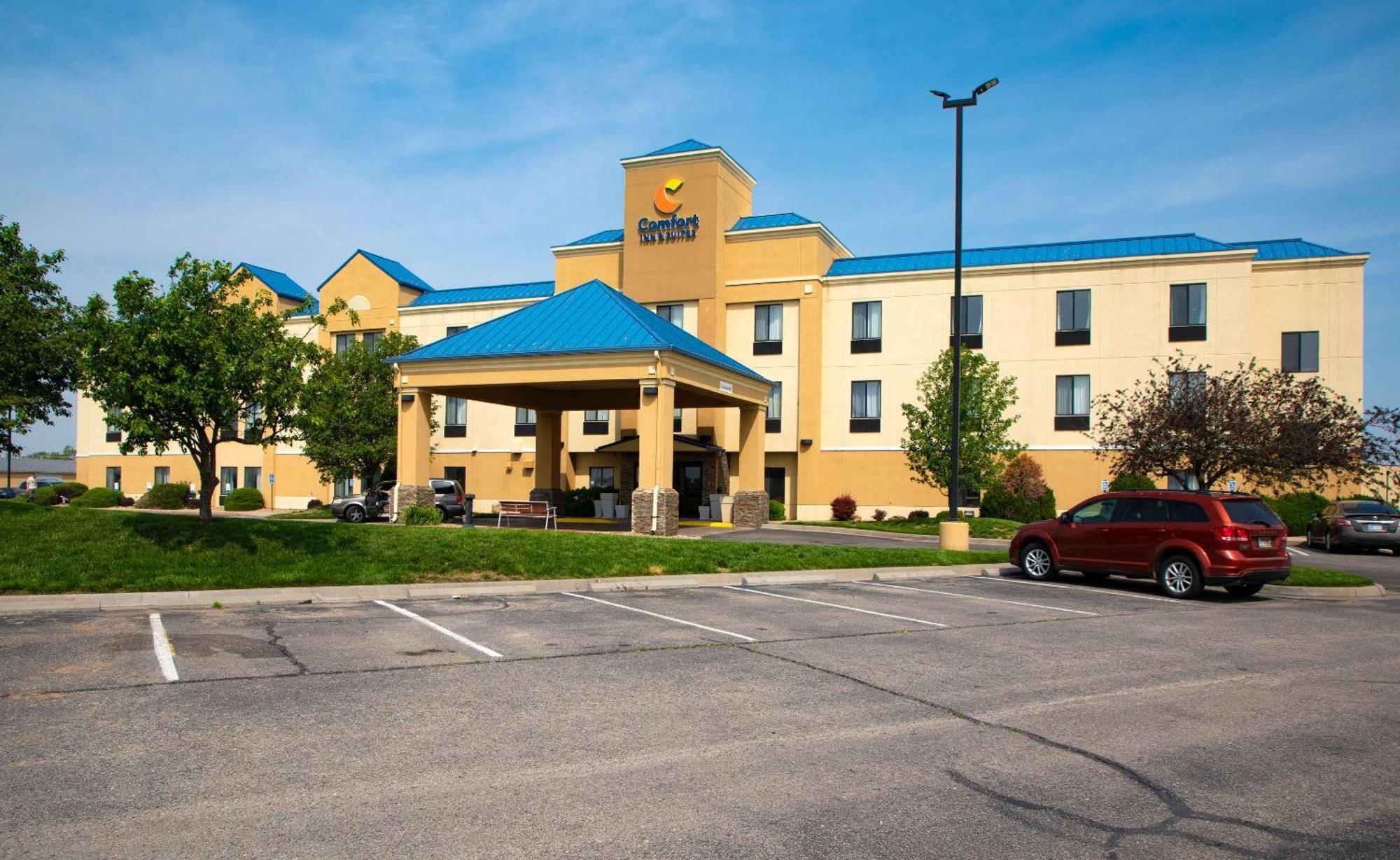 Comfort Inn & Suites Hutchinson Extérieur photo