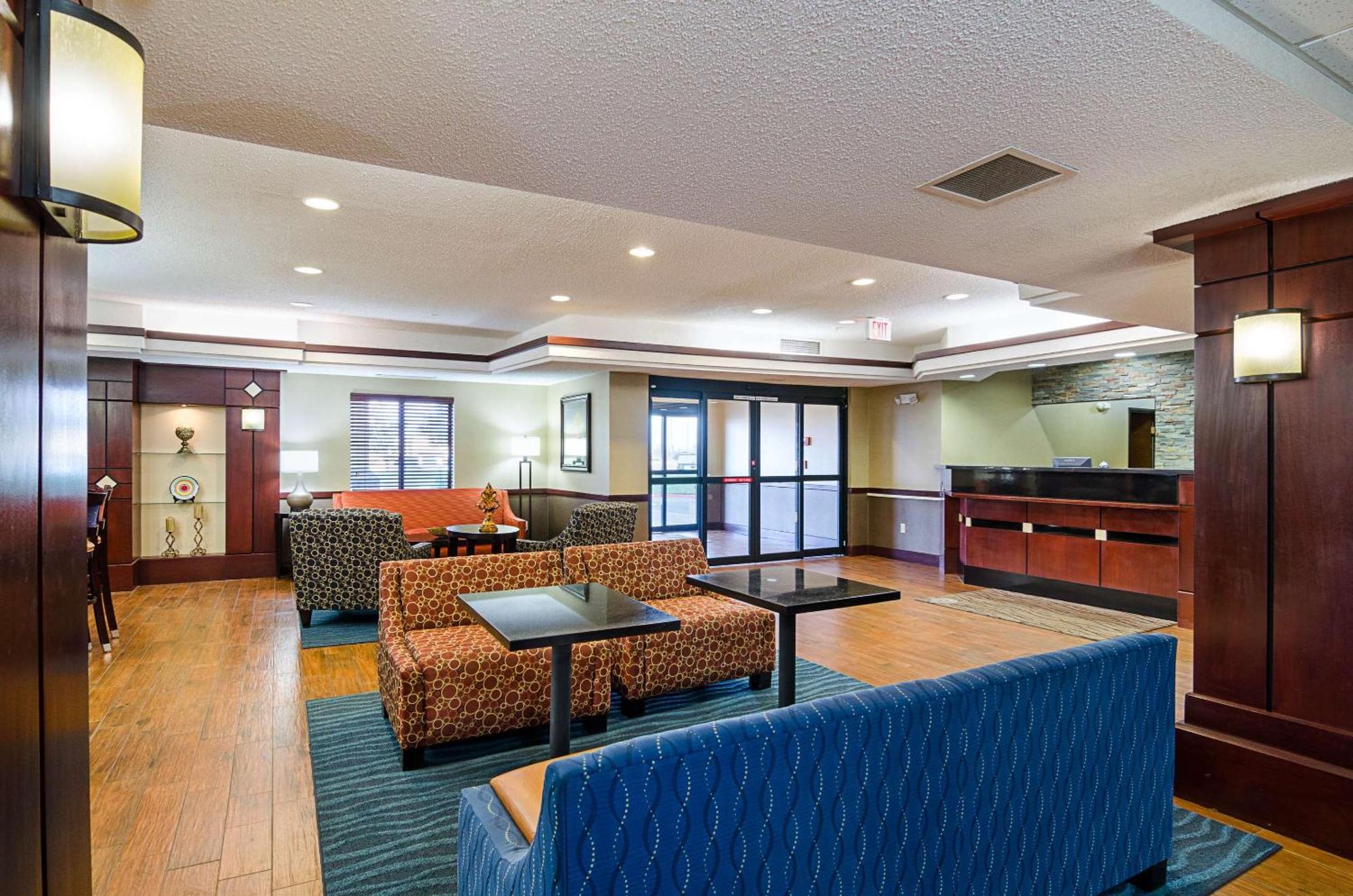 Comfort Inn & Suites Hutchinson Extérieur photo