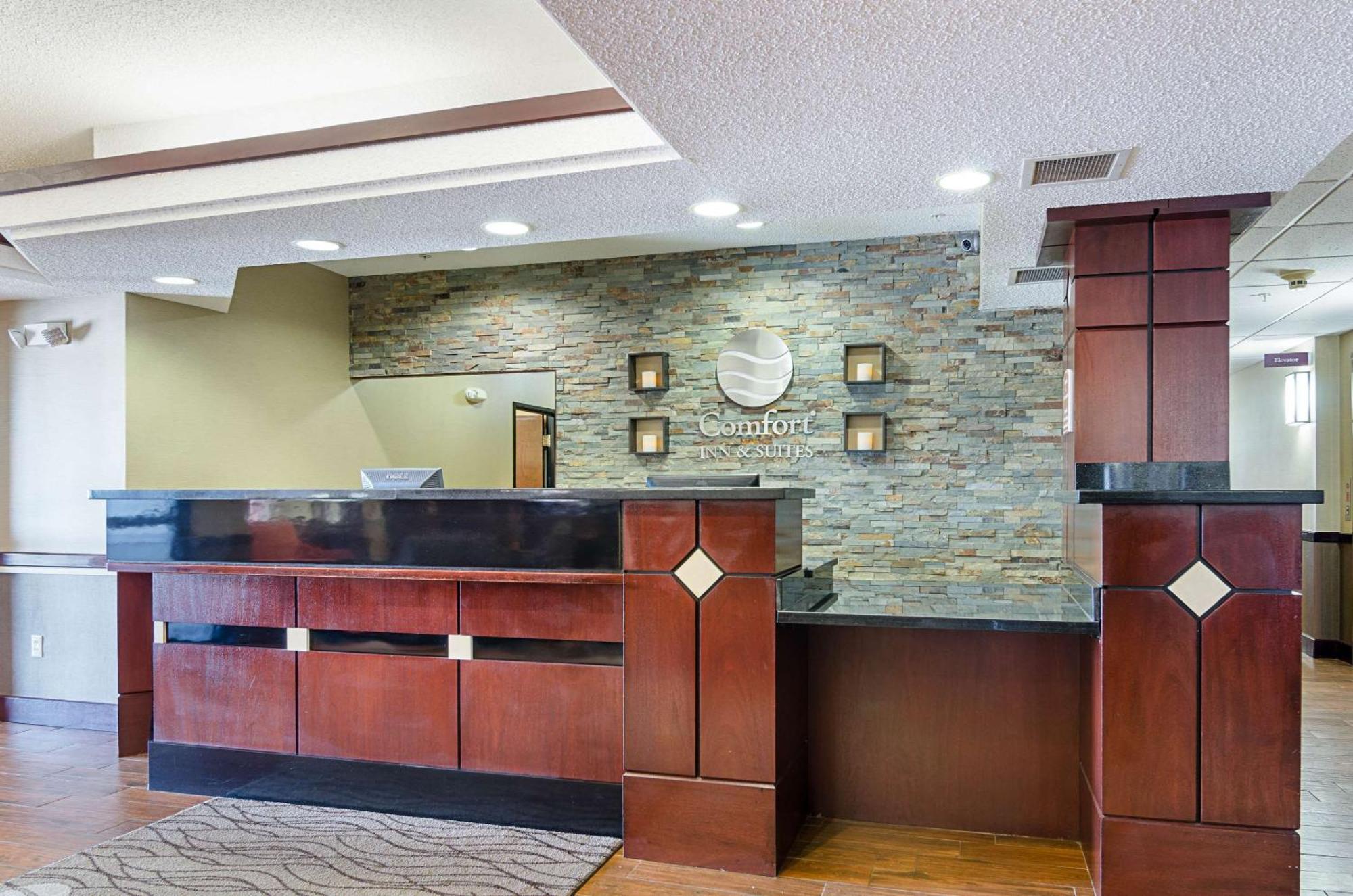 Comfort Inn & Suites Hutchinson Extérieur photo
